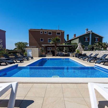 Family Friendly Apartments With A Swimming Pool Valbandon, Fazana - 2201 스틴잔 외부 사진