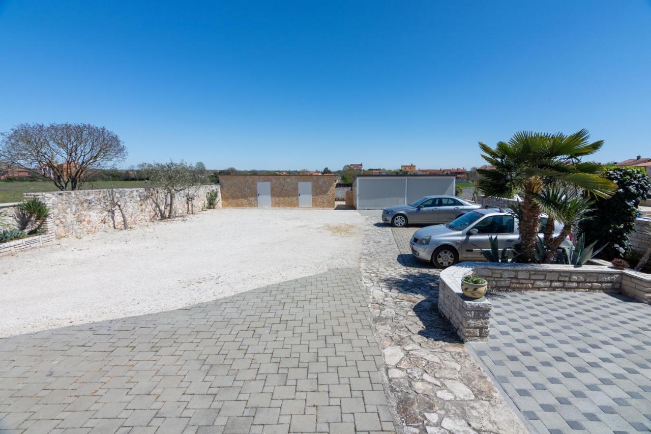 Family Friendly Apartments With A Swimming Pool Valbandon, Fazana - 2201 스틴잔 외부 사진