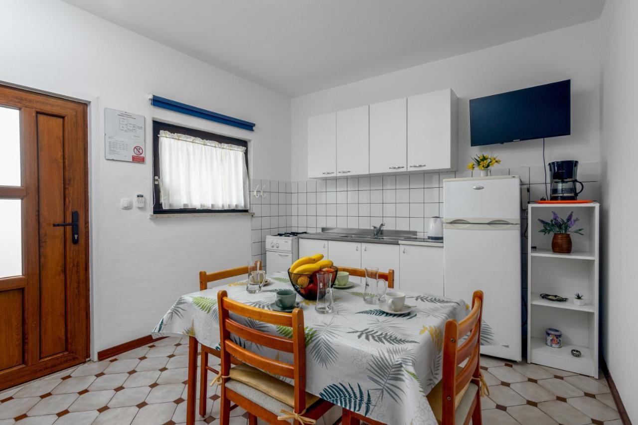 Family Friendly Apartments With A Swimming Pool Valbandon, Fazana - 2201 스틴잔 외부 사진