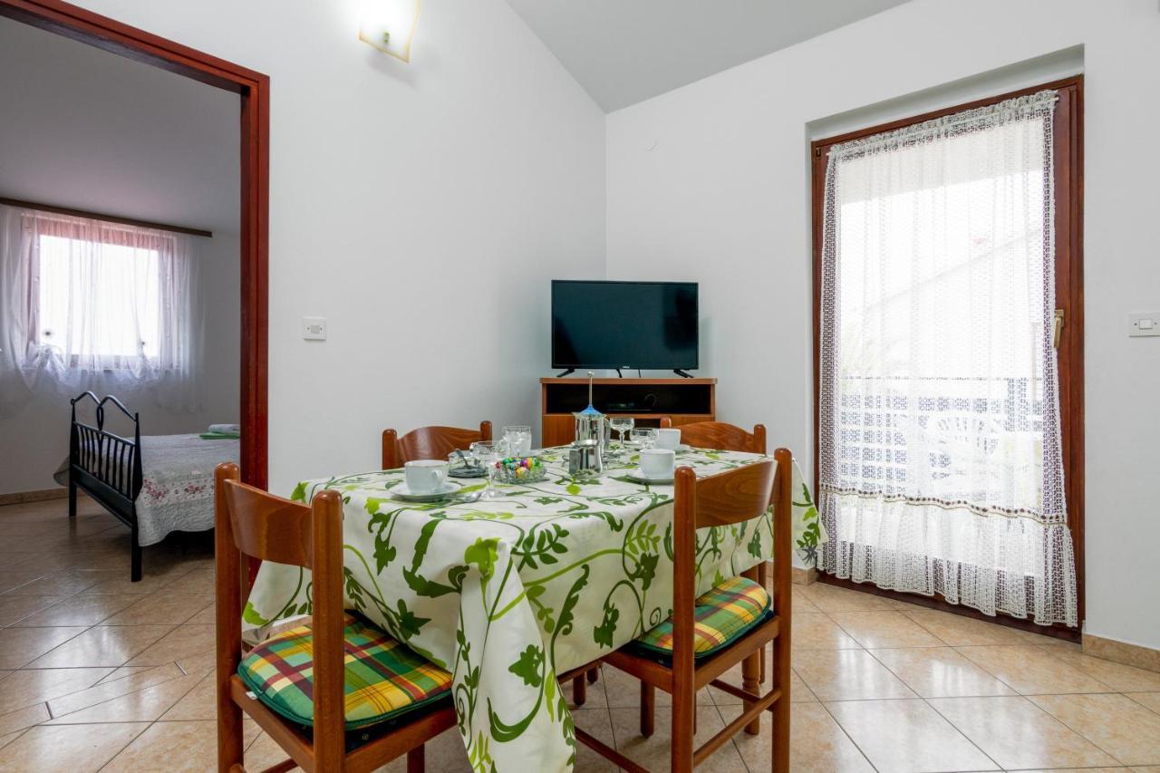 Family Friendly Apartments With A Swimming Pool Valbandon, Fazana - 2201 스틴잔 외부 사진