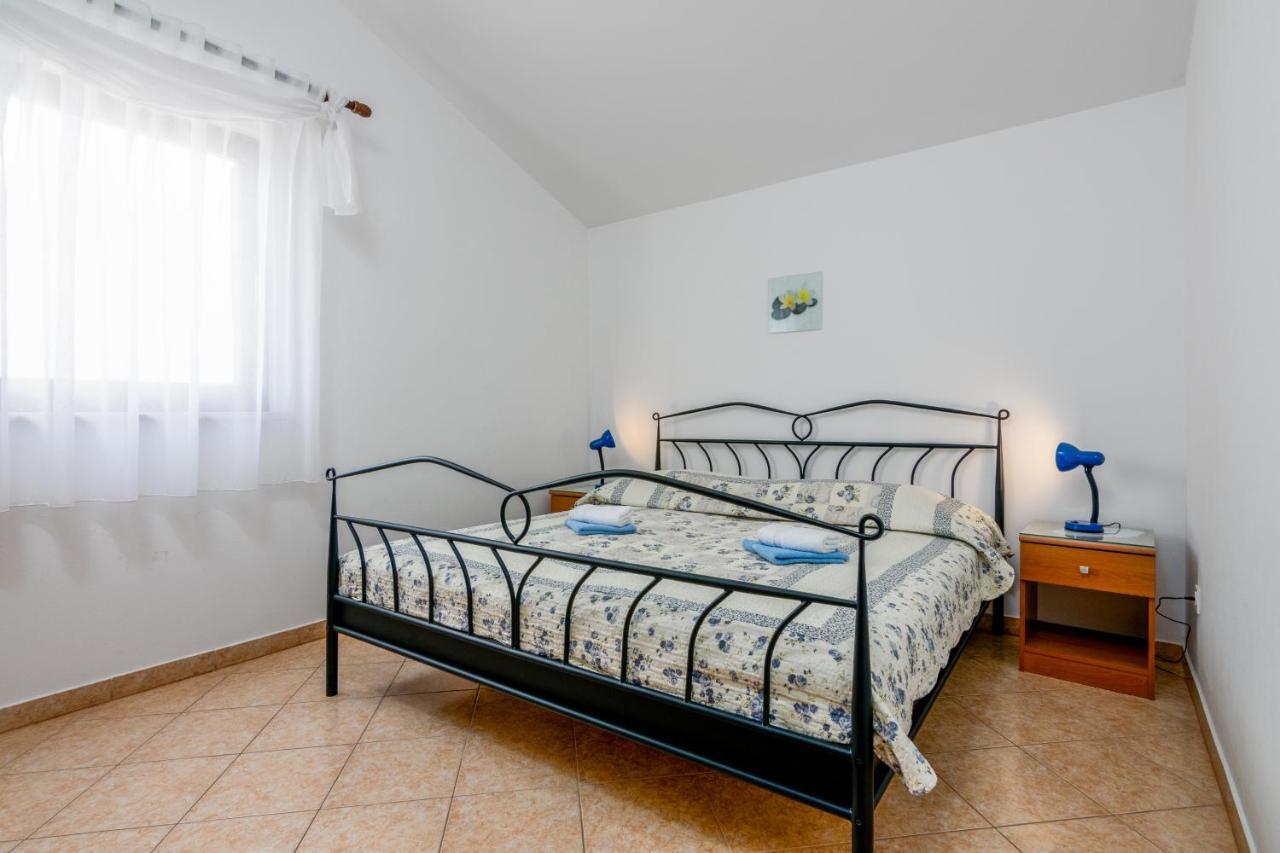 Family Friendly Apartments With A Swimming Pool Valbandon, Fazana - 2201 스틴잔 외부 사진